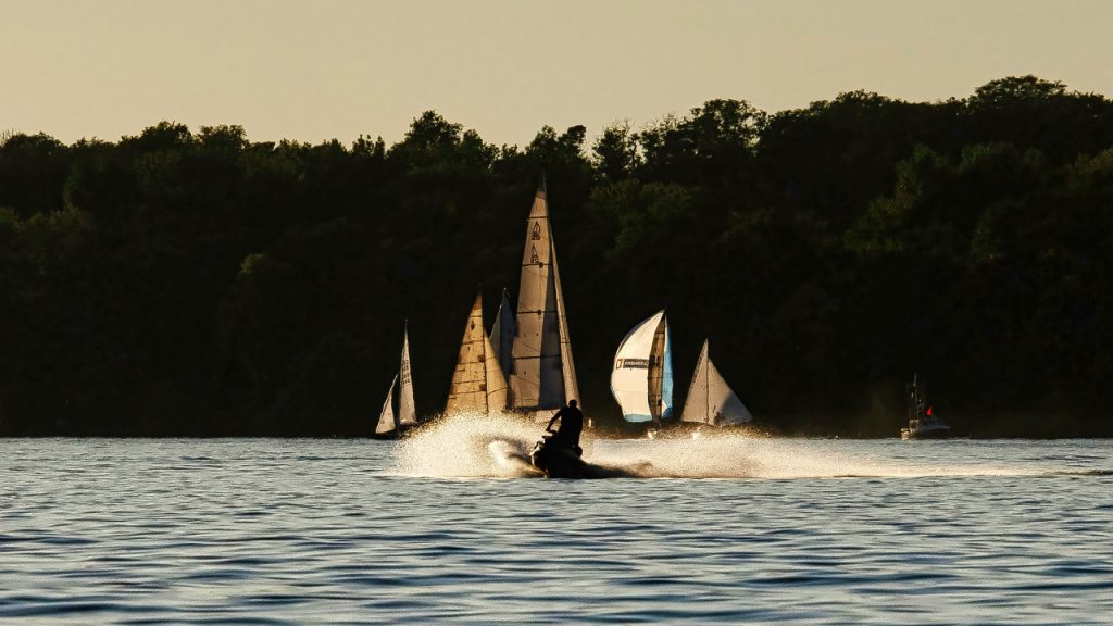 Criança de 7 anos morre e avô fica ferido em briga por causa de jet-ski