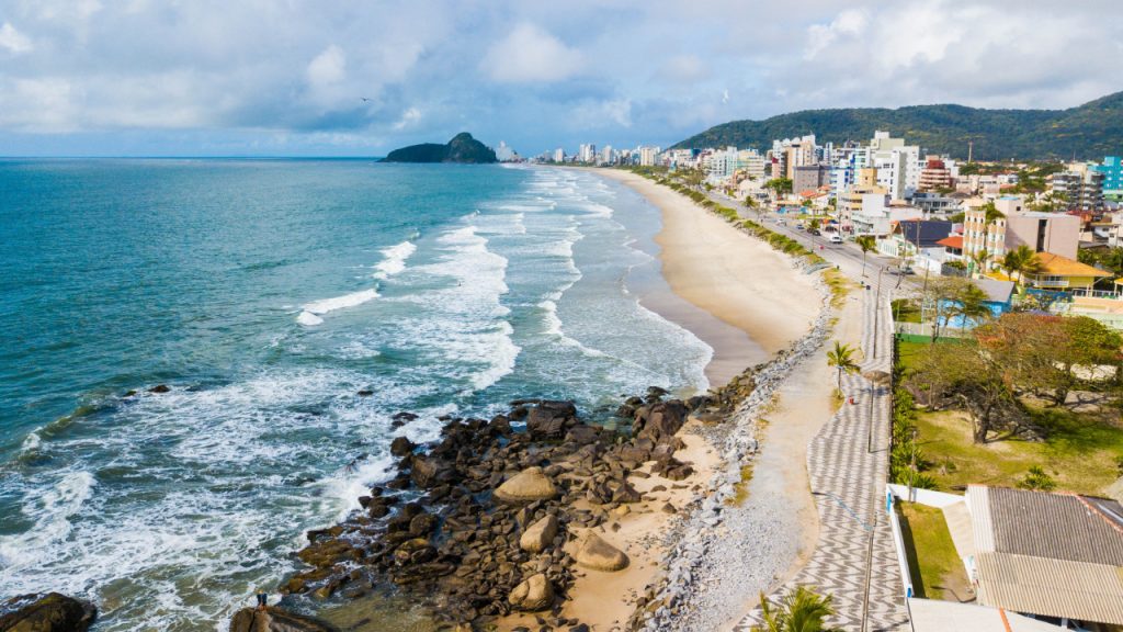 Ibama multa Paraná por plantar espécie exótica em obra de revitalização de praia