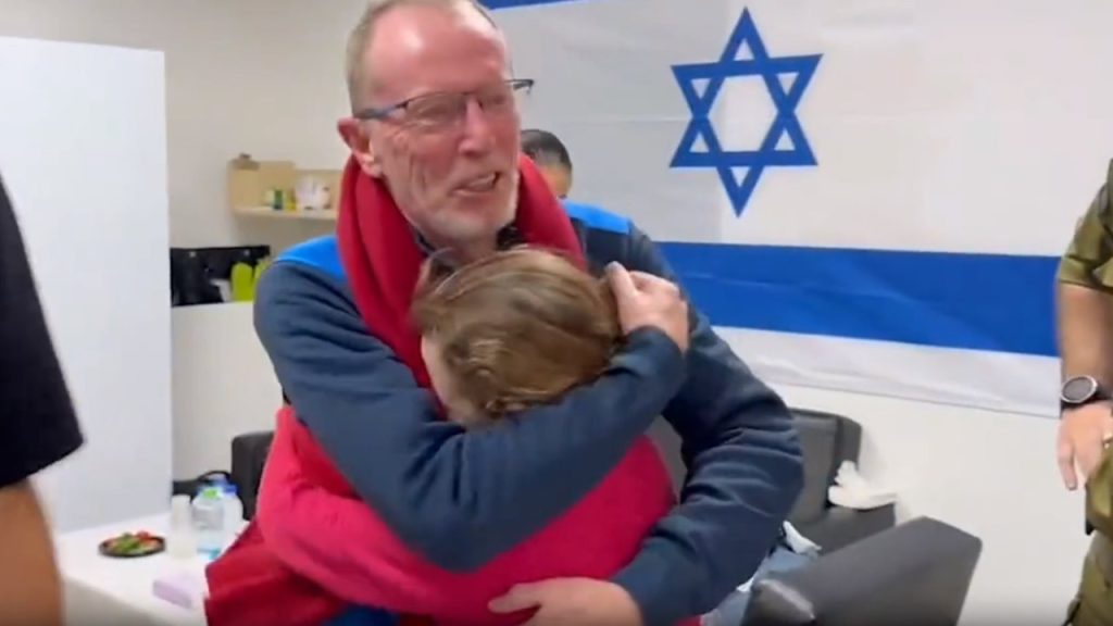 Mundo
                                        Israel/Palestina
                                    
                                
                                
                                    
                                        Após 50 dias em cativeiro, Emily voltou a abraçar o pai; assista