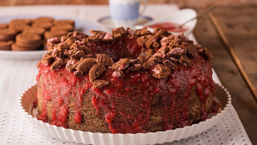 Receita: Bolo de chocolate servido com geleia de morango