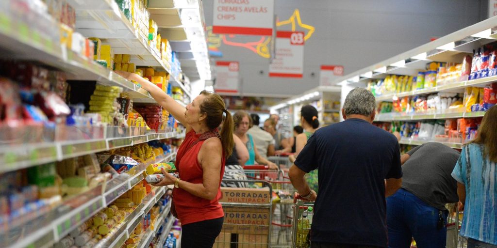 Preço de alimentos e juros contribuíram para frear inflação em 2023