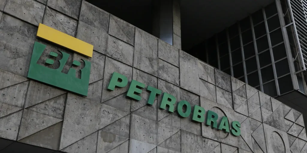 Petrobras abre investigação administrativa de venda de refinaria