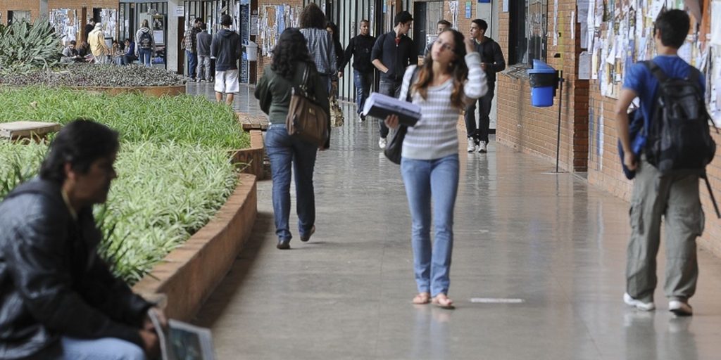 Professores da UnB aprovam greve a partir de 15 de abril