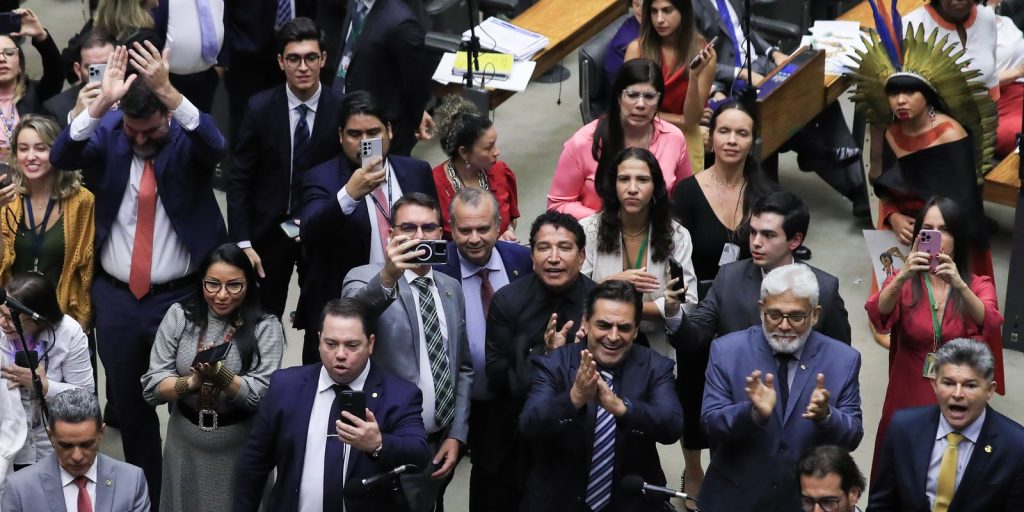 Câmara aprova decreto que reduz exigências para armas de fogo