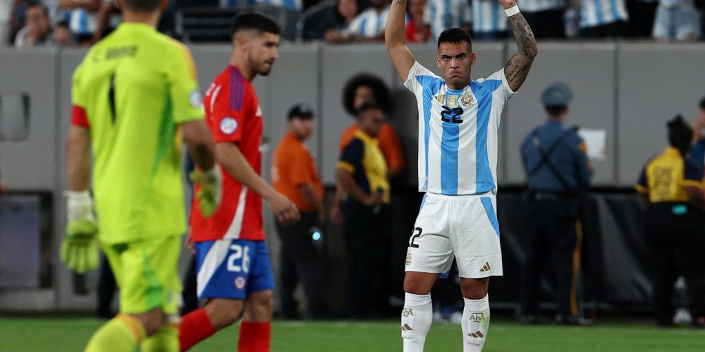 Argentina derrota Chile e se classifica para quartas da Copa América