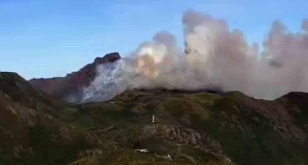 Incêndio atinge parte alta do Parque Nacional do Itatiaia, no RJ