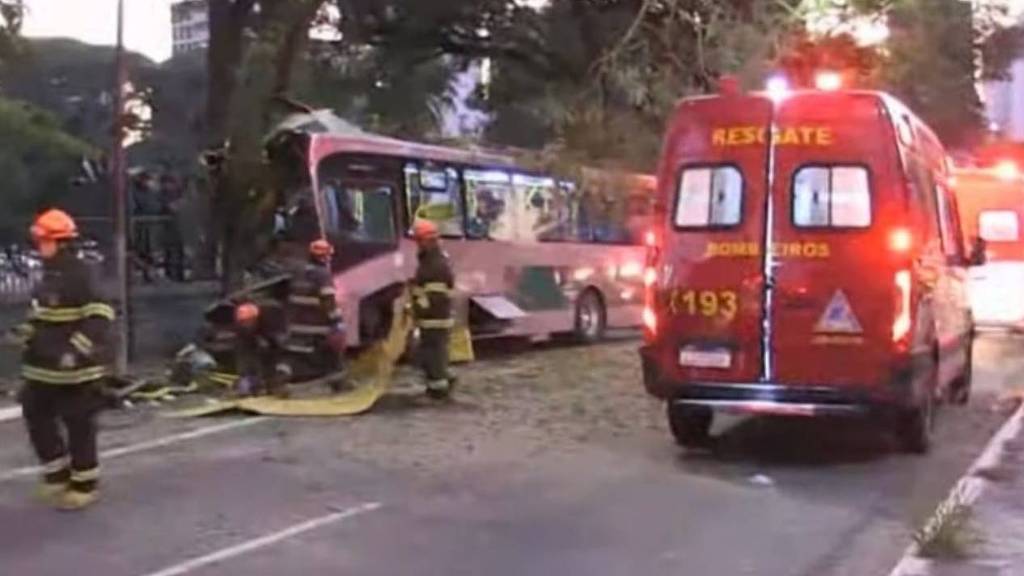 Ônibus bate em árvore e deixa 18 feridos na zona sul de São Paulo