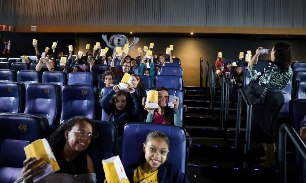 Crianças em tratamento em institutos federais ganham sessão de cinema