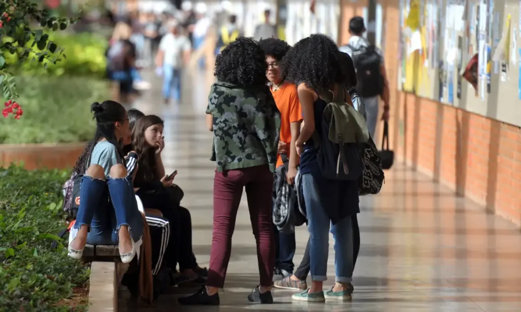 Lei de Cotas estimulou migração para escolas públicas no ensino médio, aponta estudo