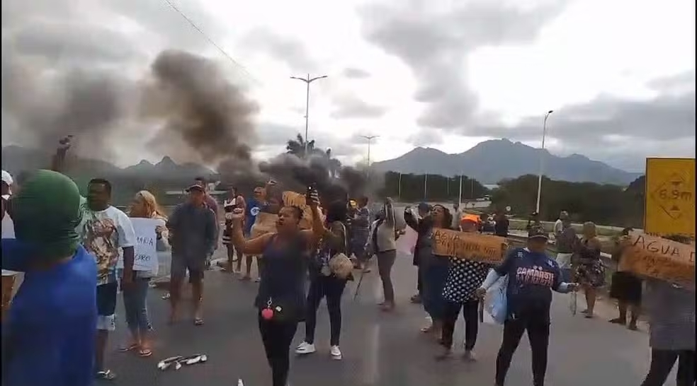 Pescadores fecham BR-101 em ato contra mortandade de peixes em rio no Espírito Santo