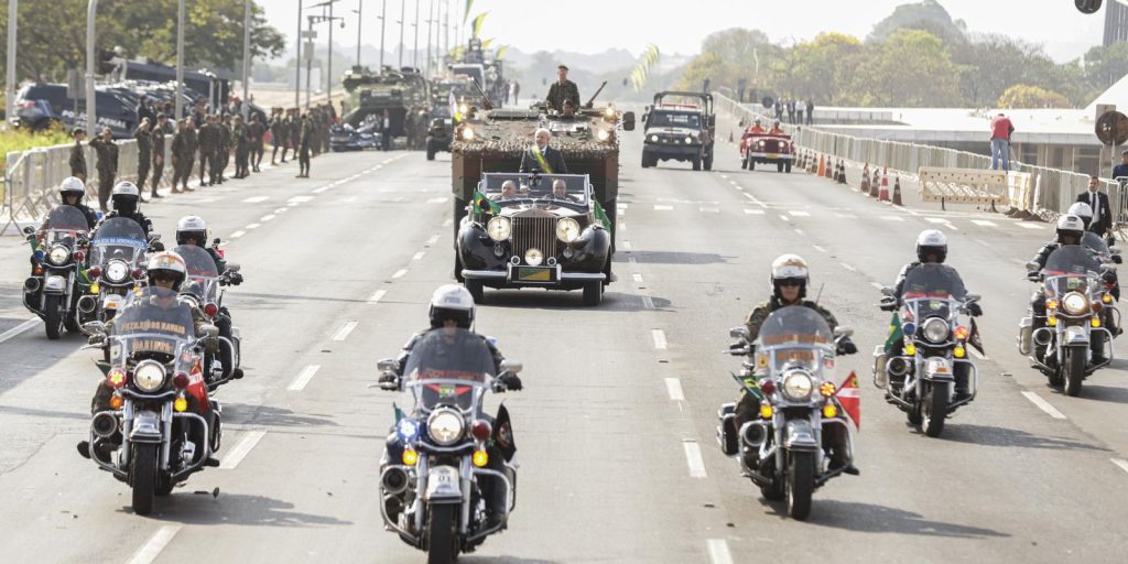 Autoridades prestigiam desfile do 7 de Setembro em Brasília