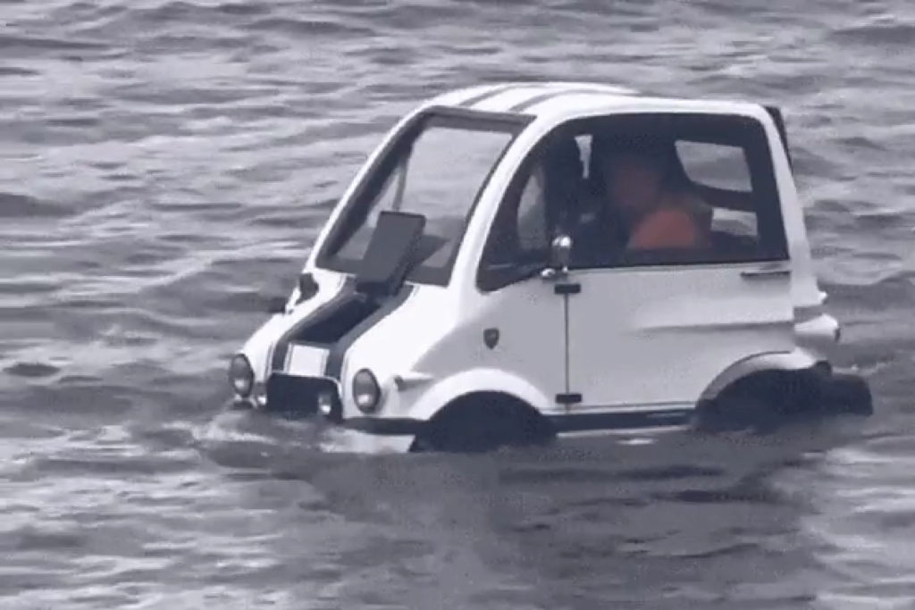 Carro 'anfíbio' aparece dirigindo no mar do litoral paulista