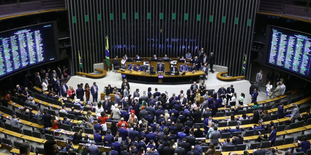 Candidatos à presidencia da Câmara discursam em plenário